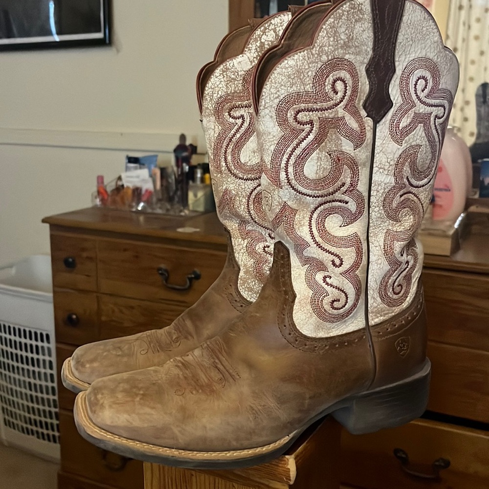 i am selling this worn once Arait boots with all of its glory still intact.